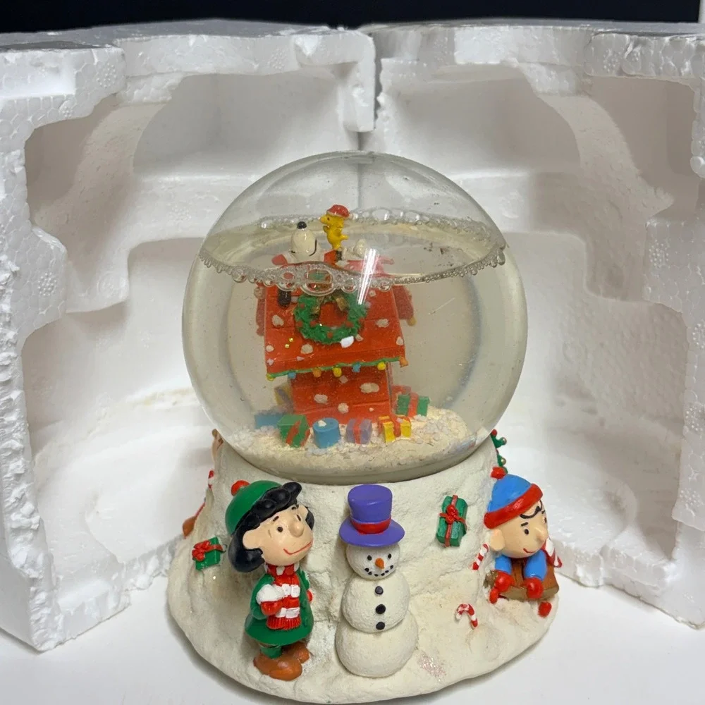 Peanuts Charlie Brown Christmas Snow Globe Snoopy Doghouse‎ 108550 Holiday Decor